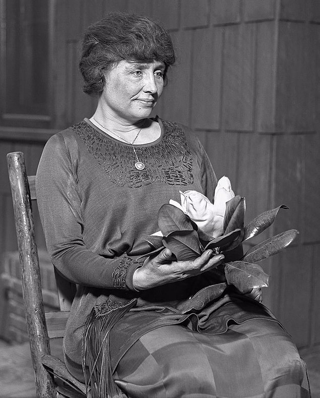 6. Helen Keller, 1900'de Harvard'a kabul edildi. Mark Twain, onu eğitimi için para ödeyen Standard Oil patronu Henry Rogers ile tanıştırdı ve 1904'te lisans derecesi alan ilk duyma ve görme engelli kişi oldu.