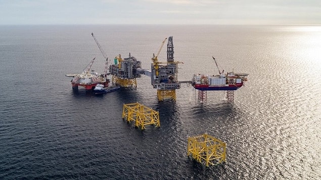 10. Norveç, 40 yıl önce ülkesinde petrol keşfetti. Petrolün eninde sonunda tükeneceğini bildiklerinden, onu bir servet fonuna yatırmaya karar verdiler. Bu olay, dünyanın en karlı fonlarından biri olarak bilinir ve değeri 1,3 trilyon doların üzerindedir.