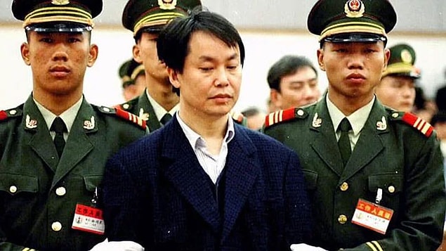 23. 1996'da Hong Konglu bir gangster olan 'Big Spender' Asya'nın en zengin adamının oğlunu kaçırdı ve bırakması için 160 milyon dolarlık fidye talep etti. Parayı aldıktan sonra, gangster tekrar telefon etti ve parayla nasıl bir yatırım yapılabileceği konusunda tavsiye istedi.