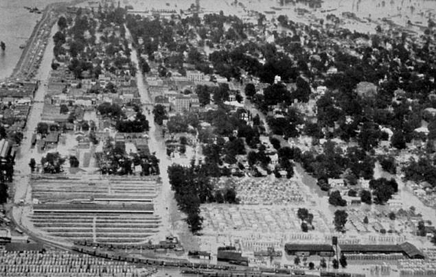 25. 1927'de, Mississippi Nehri Vadisi tarihindeki en kötü sel sırasında, Herbert Hoover ve Kızılhaç, bir su sisteminde silah zoruyla çalışmaya zorlanan Afrikalı Amerikalılardan oluşan 'toplama kampları' kurdular ve bunu örtbas etmek için bir medya kampanyası başlattılar.