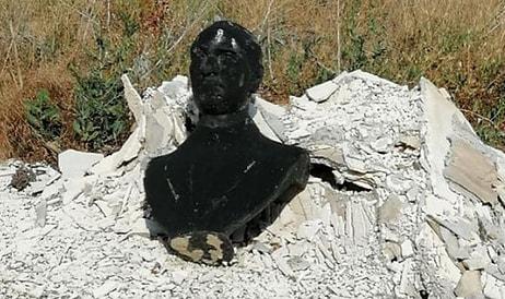 Afyonkarahisar'ın Şuhut İlçesinde Atatürk Büstünü Çöpe Attılar
