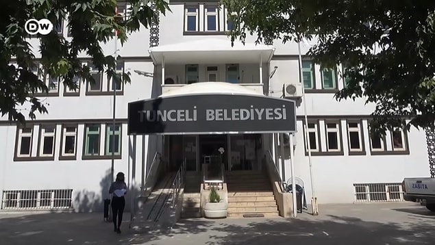 Ovacık Belediye Başkanı olduğu dönemde hayata geçirdiği farklı uygulamalarla dikkat çeken ve son seçimde Tunceli Belediye Başkanı seçilen Fatih Mehmet Maçoğlu, yeni görevinde de bu farkı ortaya koydu.