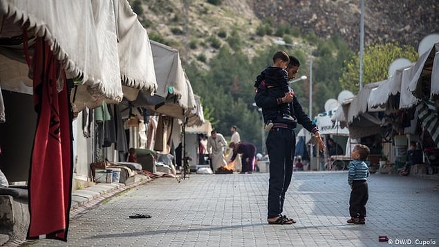 Göçmenlerden toplumun rahatsız olduğunu ve göçmenlerin Türkiye'ye entegre olamadıklarını belirten Özcan, "Benim askerim orada şehit olacak, sokaktaki Suriyeli de akşama kadar gelene geçene bakacak!" diye konuştu.