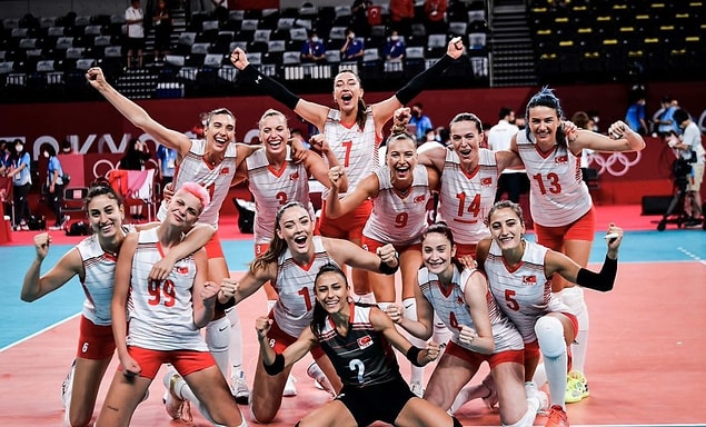 Sizlere 2020 Tokyo Olimpiyatları'nda gururumuz olan A Milli Voleybol Kadın Takımımızın oyuncularını sırayla tanıtacağımızı söylemiştik.