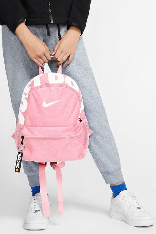 1. Nike kadın sırt çanta modelleri günlük kombinlerinizin kurtarıcısı olacak!