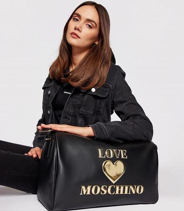 7. "Benim çantam hem spor çantam hem de el valizim olsun" diyenler için Moschino markasına ait spor çantasını şiddetle öneririz.