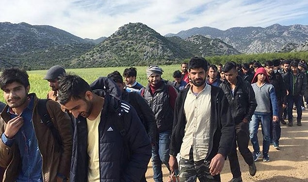 Son dönemde ülkemizde bir mülteci krizi var; hepiniz biliyorsunuz. Afgan, Suriyeli, İranlı, Iraklı... Sınır diye bir şey kalmadı, elini kolunu sallayan geliyor.