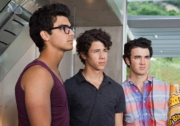 1. Nick, Kevin ve Joe Jonas, "JONAS" dizisinde kendileri olarak rol almaktan oldukça pişman.