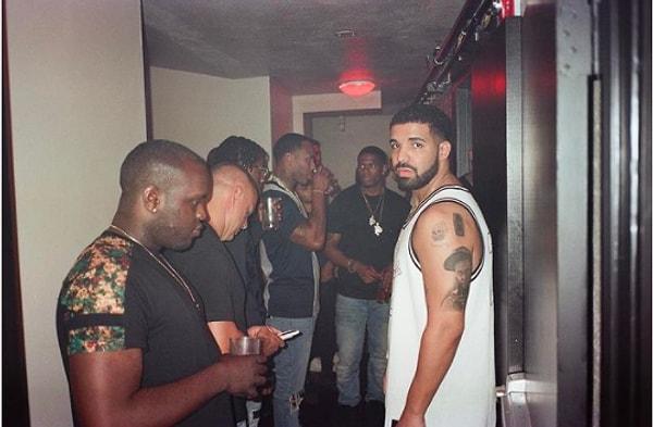 6. Ünlü Rapçi Drake ise sol üst koluna akıl hocası olarak gördüğü Lil Wayne'in dövmesini yaptırmış.