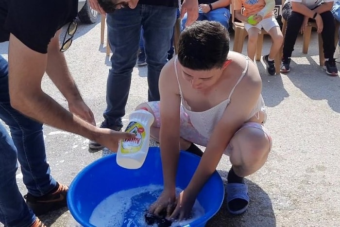 Bu Ne Biçim Gelenek? Bursa'da Damada Tayt Giydirip Leğende Çamaşır Yıkattılar