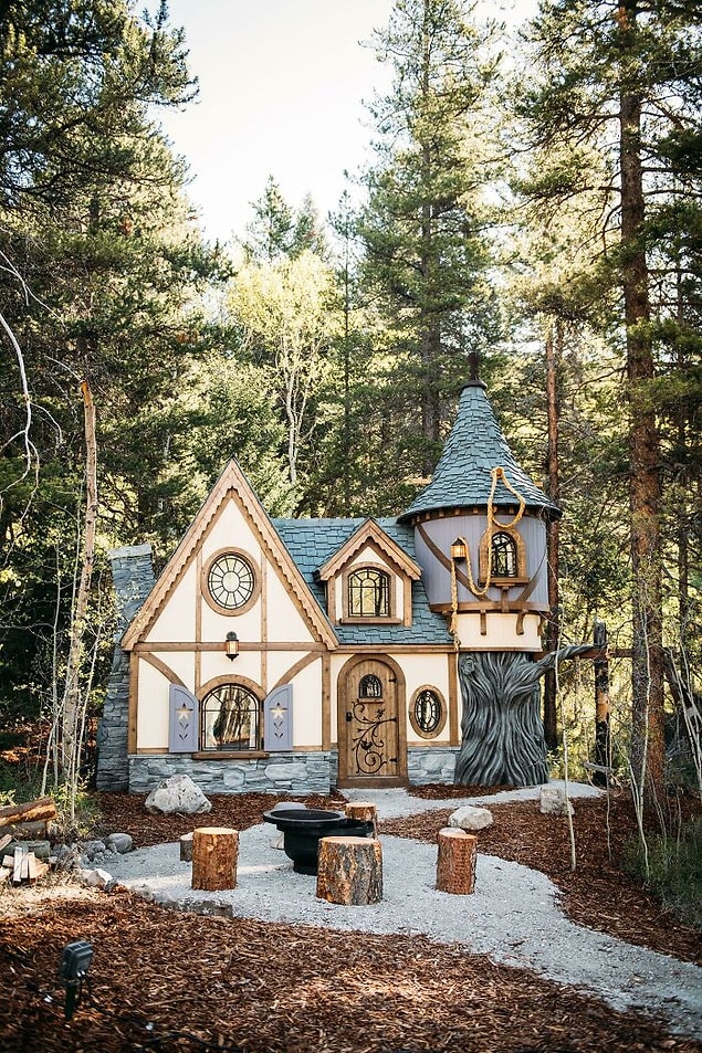 5. Bu kulübe Rapunzel masalından fırlamış gibi görünüyor.