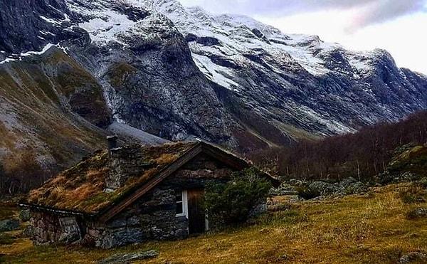 18. Norveç'te 1800'lerden kalmış ve restore edilmiş taş kulübe.