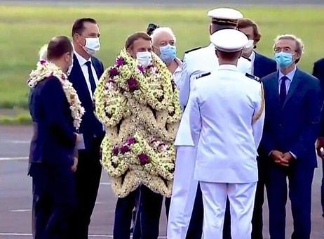 Çiçeklere Boğulan Macron Alay Konusu Oldu: 'Yürüyen Çelenk'