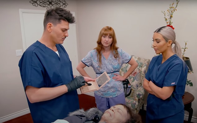 Kim, 'Keeping Up With The Kardashians' programının bir bölümünde makyaj artisti ve arkadaşı olan Mario Dedivanovic'le bir seansa bile katıldı.