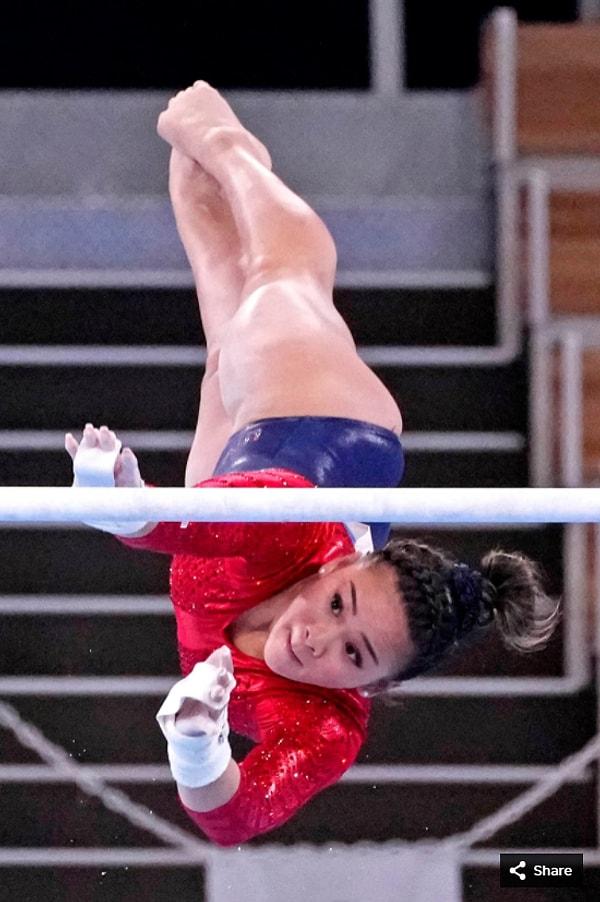 2. 27 Temmuz 2021'de Sunisa Lee (ABD), Ariake Jimnastik Merkezi'ndeki Tokyo 2020 Olimpiyat Oyunları'nda asimetrik paralelde yarışıyor.