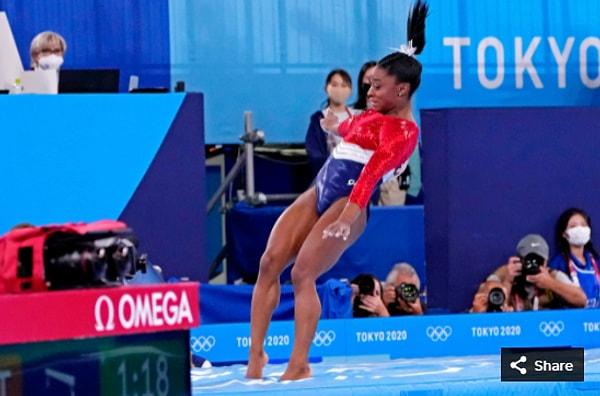 3. 27 Temmuz 2021'de Simone Biles (ABD), Ariake Jimnastik Merkezi'ndeki Tokyo 2020 Olimpiyat Oyunları sırasında atlama masasında yarışıyor.