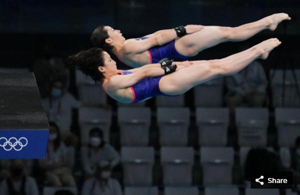 7. 27 Temmuz 2021'de Tokyo Su Sporları Merkezi'ndeki Tokyo 2020 Olimpiyat Oyunları sırasında kadınlar 10 metre platform senkronize dalış yarışmasında Matsuri Arai ve Minami Itahashi (JPN)