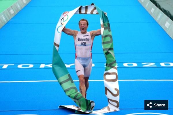 9. Kristian Blummenfelt (NOR), Odaiba Deniz Parkı'ndaki Tokyo 2020 Olimpiyat Oyunları'ndaki erkekler triatlonu kazanmasını kutluyor.
