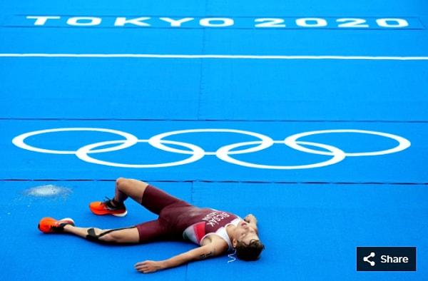 10. 26 Temmuz 2021'de Bruce Bicsak (HUN), Odaiba Deniz Parkı'ndaki Tokyo 2020 Olimpiyatları sırasında erkekler triatlonunun bitiş çizgisinde.