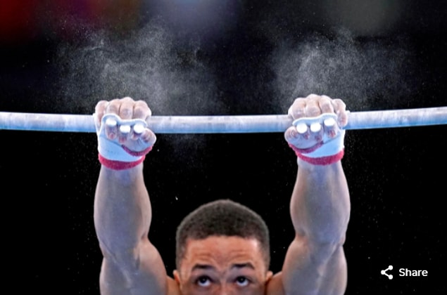 12. 26 Temmuz 2021'de Joe Fraser (GBR), Ariake Jimnastik Merkezi'ndeki Tokyo 2020 Olimpiyatları sırasında erkek barfiks takımı finalinde yarışıyor.