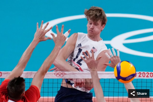 14. 26 Temmuz 2021'de ABD'li oyuncu Maxwell Holt, Ariake Arena'daki Tokyo 2020 Olimpiyat Oyunları sırasında erkekler voleybol ön eleme maçında.