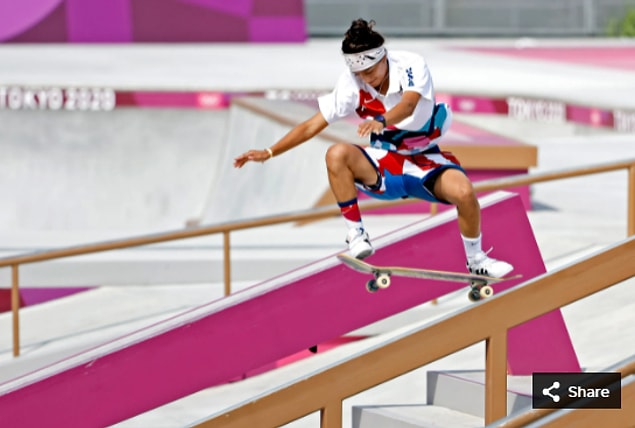 17. 26 Temmuz 2021'de Mariah Duran (ABD), Ariake Urban Sports Park'taki Tokyo 2020 Olimpiyat Oyunları sırasında kadınlar sokak kaykayında yarışıyor.