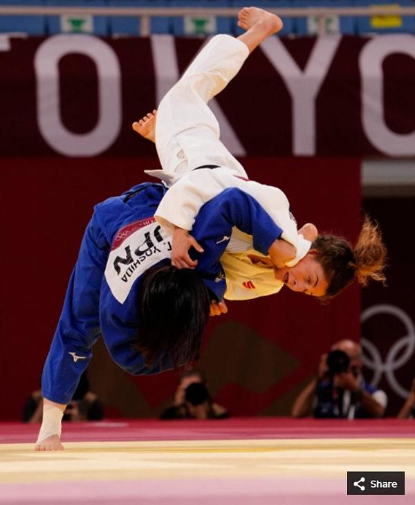 19. 26 Temmuz 2021'de Tsukasa Yoshida (JPN), Nippon Budokan'da düzenlenen Tokyo 2020 Olimpiyat Oyunları sırasında kadınlar 57 kg judo yarışmasında Eteri Liparteliani'yi (GEO) mağlup etti.
