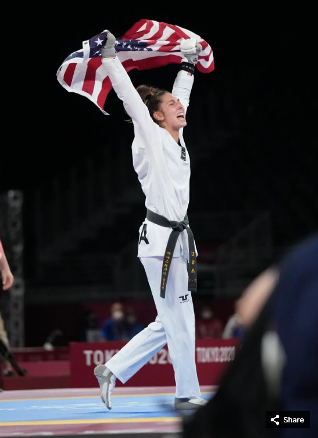 20. 25 Temmuz 2021'de Anastasija Zolotic (ABD), Makuhari Messe Hall'daki Tokyo 2020 Olimpiyatları'nda kadınlar 57 kg tekvandosunda altın madalya kazandı.