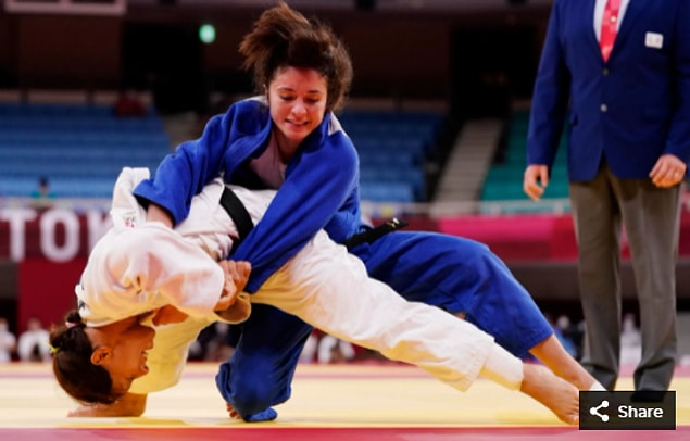 23. 25 Temmuz 2021'de Angelica Delgado (ABD), Nippon Budokan'da düzenlenen Tokyo 2020 Olimpiyatları'nda kadınlar 52 kg judo eleme turunda Joana Ramos'a (POR) karşı yarışıyor.