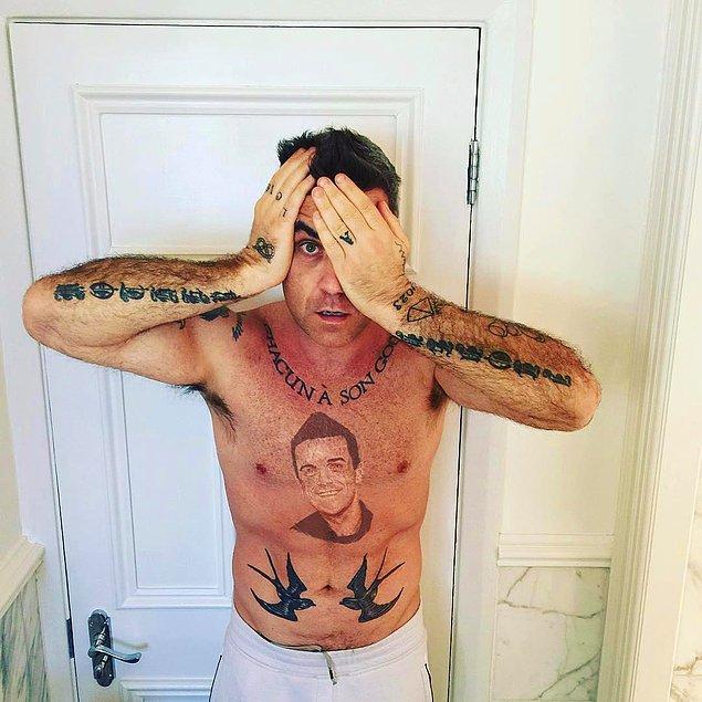 15. Ünlü şarkıcı Robbie Williams ise vücuduna kendi portresini kazıtmayı tercih ederek görenleri epey bir şaşırtmış! 😂