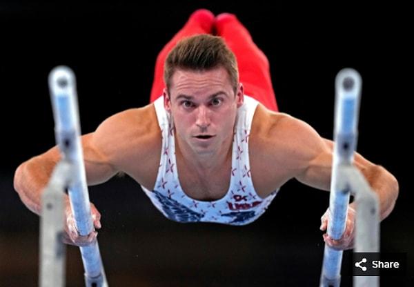 30. 24 Temmuz 2021'de Samuel Mikulak (ABD), Ariake Jimnastik Merkezi'ndeki Tokyo 2020 Olimpiyatları sırasında Erkek Jimnastik Elemeleri'nde paralel barlarda yarışıyor.