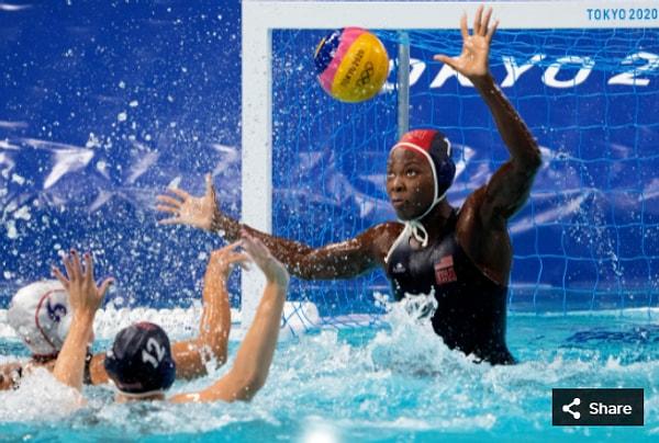 33. 24 Temmuz 2021'de Ashleigh Johnson (ABD), Tatsumi Su Topu Merkezinde Tokyo 2020 Olimpiyat Oyunları sırasında kadınlar sutopu ön maçının dördüncü çeyreğinde.