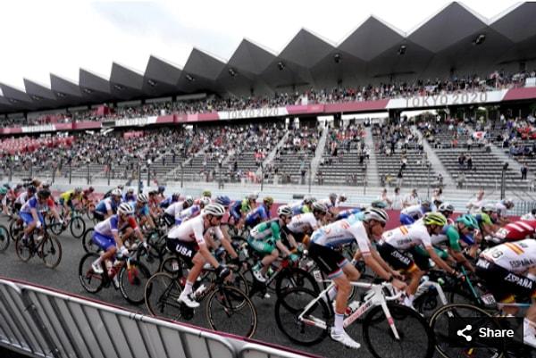 37. 24 Temmuz 2021'de Fuji Speedway'deki Tokyo 2020 Olimpiyat Oyunları'nda Erkekler bireysel yol yarışı sırasında bisikletçiler yarışıyor.