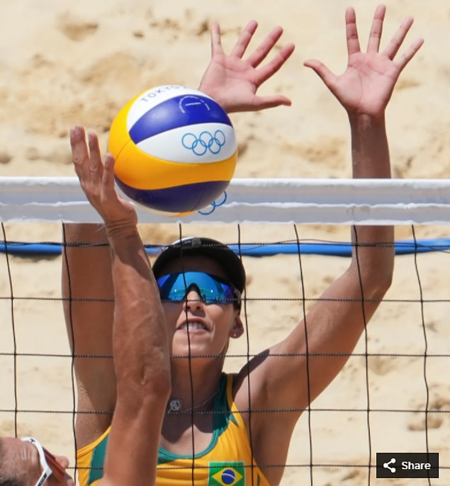 46. 27 Temmuz 2021'de Ana Gallay (ARG), Shiokaze Park'taki Tokyo 2020 Olimpiyat Oyunları'nda bir plaj voleybolu maçı sırasında Eduarda Santos Lisboa ile maç yapıyor.