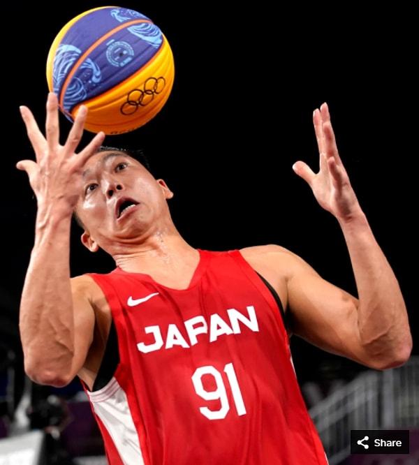 47. 27 Temmuz 2021'de Tomoya Ochiai, Japonya'daki Aomi Urban Sports Park'taki Tokyo 2020 Olimpiyatları'nda 3x3 basketbol maçında Belçikalı oyuncu Nick Celis'e karşı bir ribaund aldı. Karşılaşmada Japon ekibi Belçika'yı 18-16 mağlup etti.