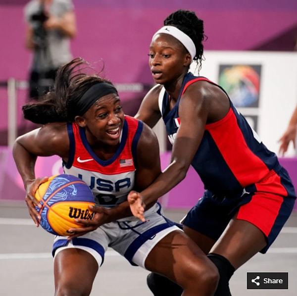48. 27 Temmuz 2021'de ABD'li Jacquelyn Young, Japonya'daki Aomi Urban Sports Park'taki Tokyo 2020 Olimpiyatları sırasında Fransız Mamignan Toure ile 3x3 basket maçı yapıyor.