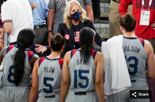 49. 27 Temmuz 2021'de Jill Biden, Aomi Urban Sports Park'ta Tokyo 2020 Olimpiyat Oyunları'nda Fransa ile 3x3 basketbol maçında karşılaşan ABD takımını selamlıyor.