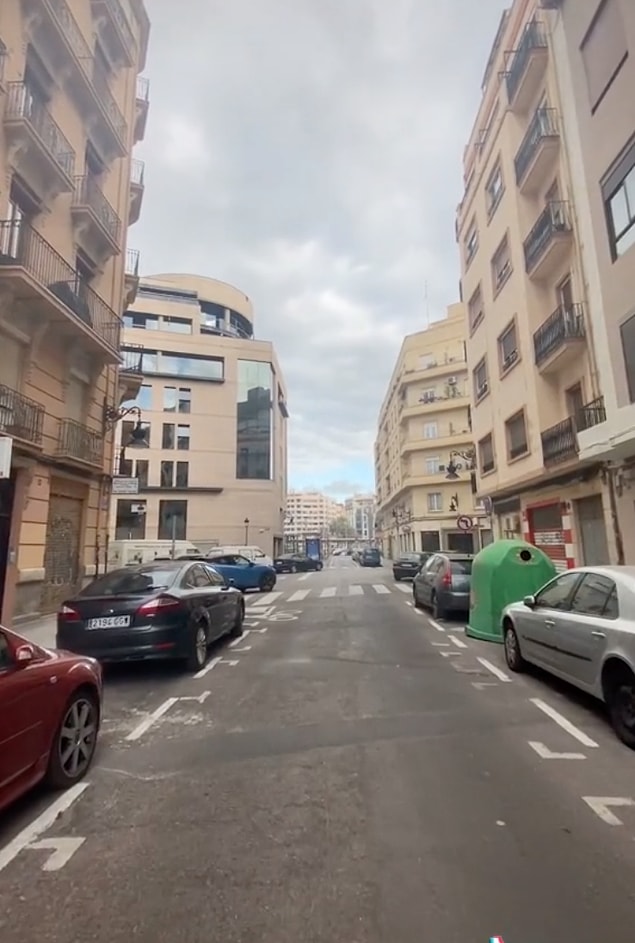 Videolarında konuşmayan Javier, sokakların ve alışveriş merkezi gibi alanların ne kadar boş olduğunu takipçilerine gösteriyor.