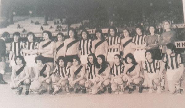 Kadın futbolunun kısmen ciddiyetle konuşulduğu ilk dönem 1960’lı yılların sonlarıdır. Dünya genelinde kadın futboluna merakın arttığı, ilk resmi uluslararası turnuvaların da organize edildiği bu dönemde, Türkiye’de de kadın futbol takımlarının kurulması gündeme gelmiş oldu.