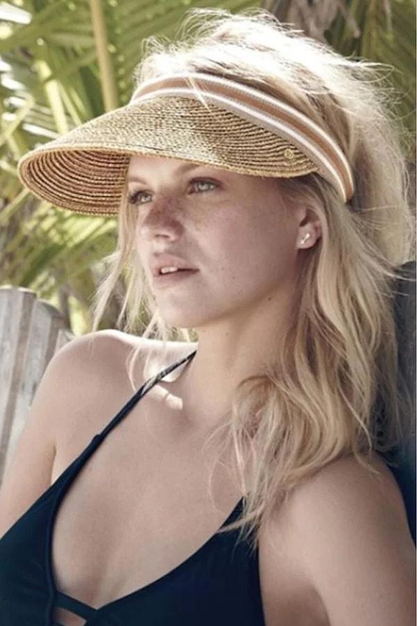 8. Vizör kadın şapka modelleri, bu yaz plajlarda tozu dumana katmanıza neden olabilir. 😋