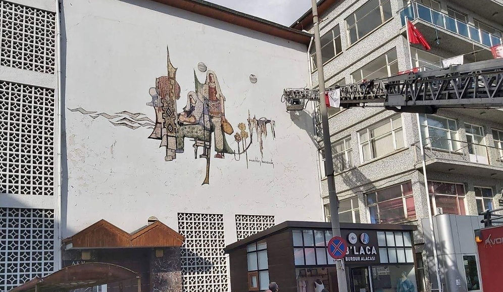 Bunu da Gördük: Burdur Belediyesi Binasındaki Şehrin Simgesi Freskler Yıkıldı...