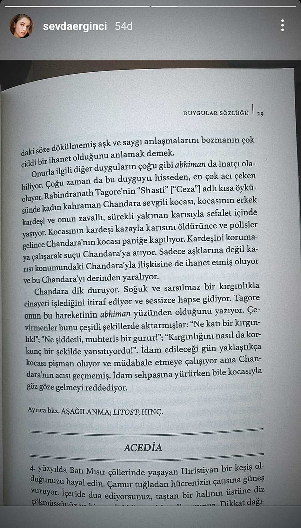 Kitap sayfalarındaki yazılarla ex sevgilisi Yılmaz Kunt'a gönderme yaptı anlayacağınız...