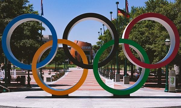 Biliyorsunuz ki aslında geçtiğimiz sene yapılması planlanmış olan 2020 Tokyo Olimpiyatları ertelenerek 23 Temmuz'da başlamıştı. 8 Ağustos'ta sona erecek Olimpiyatlar'ın adından 24 Ağustos'ta Paralimpik Oyunları başlayacak.