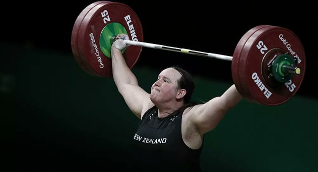 Öncelikle olimpiyatlara katılacağı kesinleşen ilk trans sporcu, halter dalında yarışan Yeni Zelandalı sporcu Laurel Hubbard oldu.