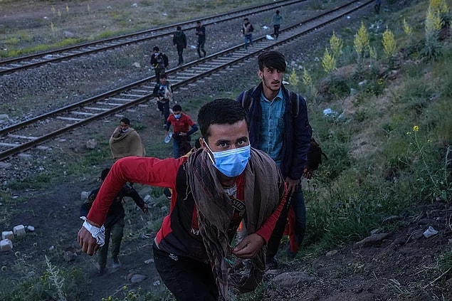 Suriye, Türkiye'nin komşusuydu. Yani hangi politika gereği Türkiye'ye geldiklerini bilemiyoruz ancak en azından mantıklı bir yanı vardı.