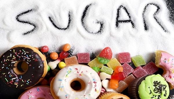 Şeker ihtiyacı hem psikolojik, hem de biyolojik olarak gelişen bir durumdur. Şekerin tükettiğimizde, dopamin adı verilen hormonunun salgılanmasını nedeniyle mutlu hissediyoruz.