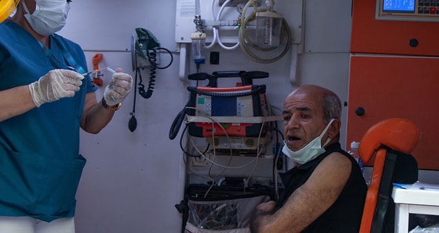 Ambulanstan önce Sputnik kameralarına konuşan bir vatandaş “Vaka sayısını boş ver. Kim korona olmuşsa, gidenler gider, kalanlar kalır. Ne olacak yalan malandır hepsi. 62 yaşındayım ne aşı ne bir şey yapmadım, hiçbir hastalığım yok. Ben aşı olmadım, olmam da. Benim hastalığım var zaten bana aşı vurmuyorlar. Hasta da değilim turp gibiyim. Virüse yakalanma yok bizde, benim kanım 0 Rh(+), benim kanıma hiçbir mikrop girmez” şeklinde konuştu.