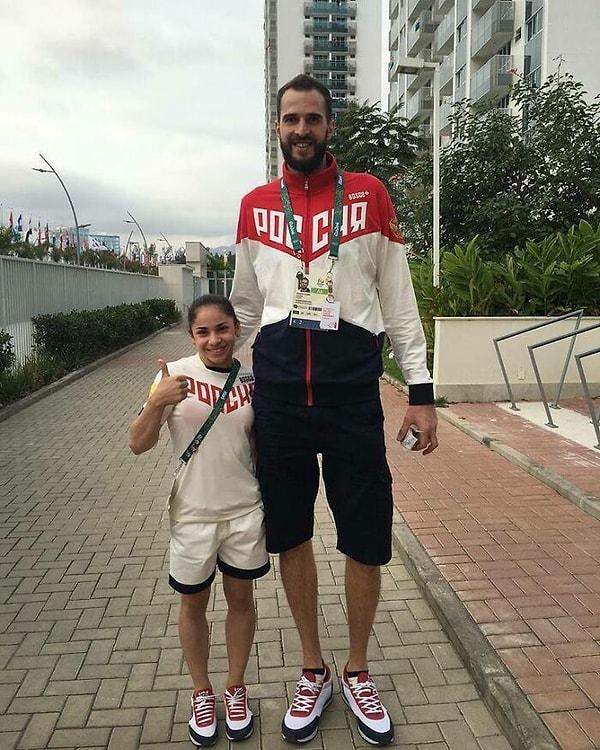 6. Uğraştıkları spor dalına göre aralarındaki boy farkını gösteren Rus voleybolcu Alexander Volkov ve jimnastikçi Seda Tutkhalyan: