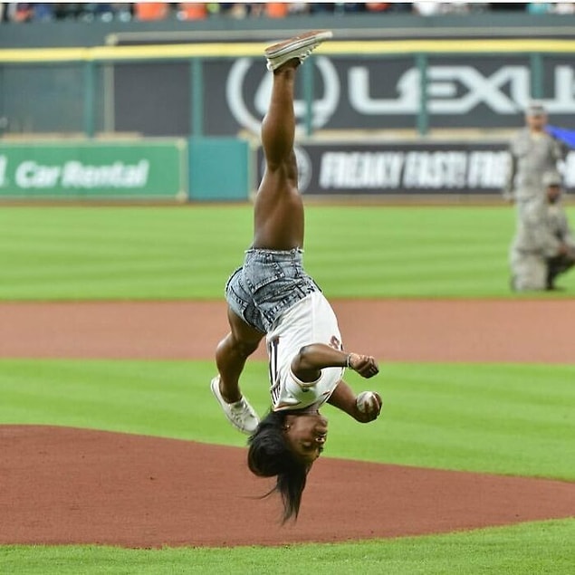 11. Amerika'da bir beyzbol oyunu için ilk atışı yapan jimnastikçi Simone Biles: