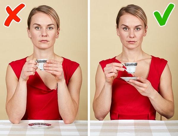 3. Bir elinizle fincanı kulpundan, diğer elinizle fincan tabağından tutmalısınız. Fincanı iki elle tutup tabağı masanın üzerinde bırakmak büyük bir görgü eksikliği olarak kabul edilir.